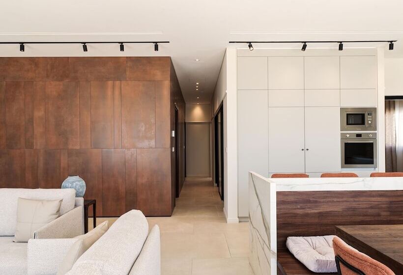 Liv Mackenzie Beach Suites