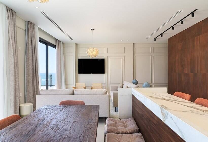 Liv Mackenzie Beach Suites