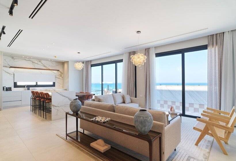 Liv Mackenzie Beach Suites