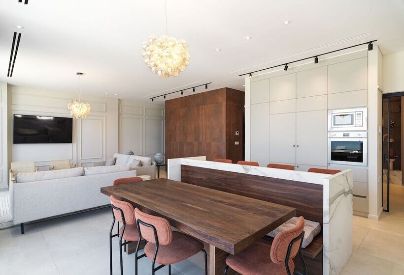 Liv Mackenzie Beach Suites