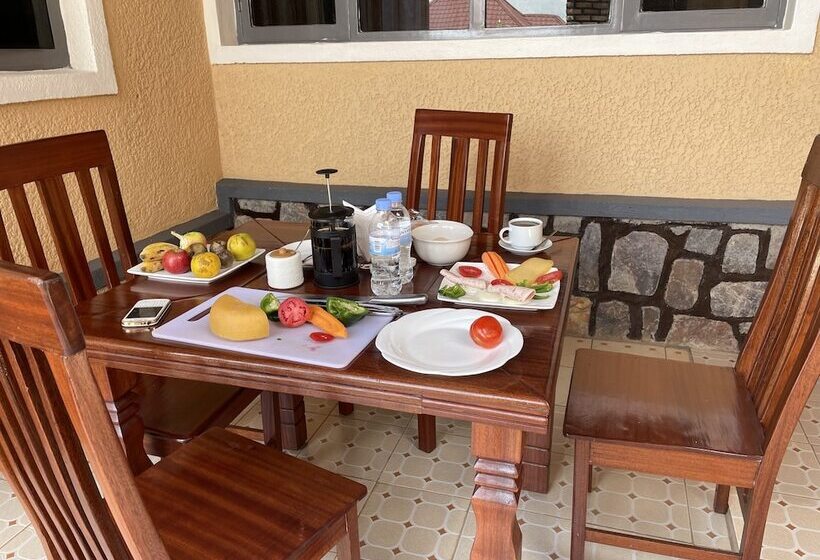 پانسیون M Safari Club