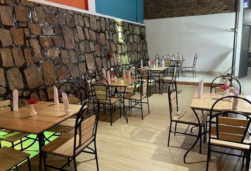 پانسیون M Safari Club