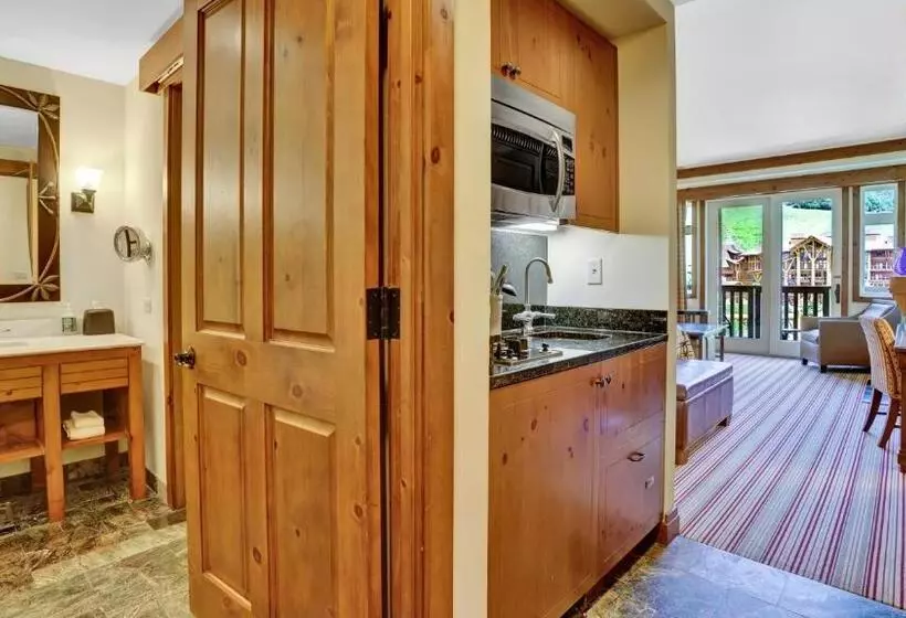 Lomakeskus 1428 Lodge At Spruce Peak Ski In Ski In Ski Out King Studio