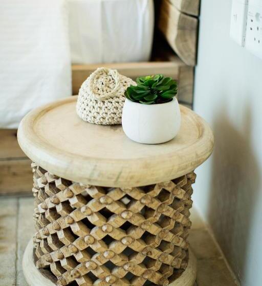 تختخواب و صبحانه Driftwood Guesthouse