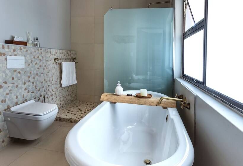 تختخواب و صبحانه Driftwood Guesthouse