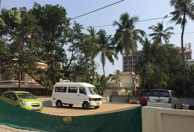 ホテル Mega Tourist Home Palarivattom