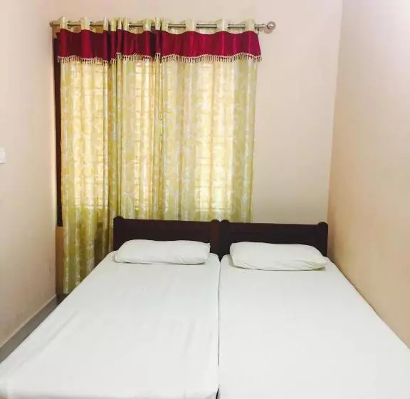 ホテル Mega Tourist Home Palarivattom