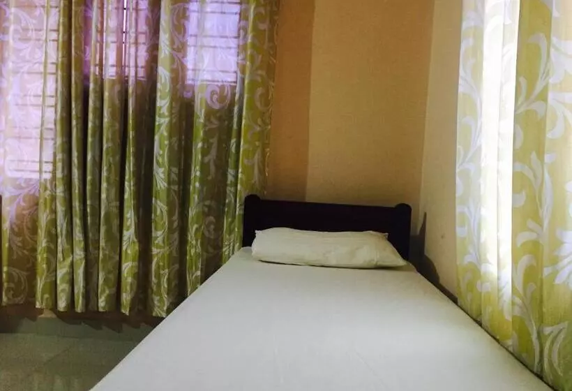 ホテル Mega Tourist Home Palarivattom