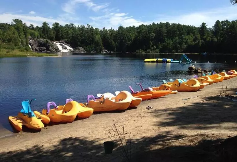 Lomakeskus High Falls Bay Cottages, Camping & Waterpark