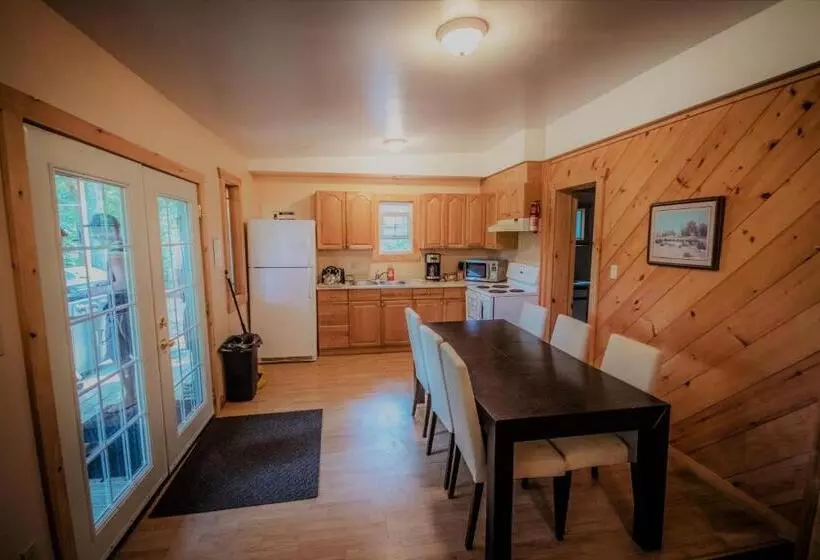 Lomakeskus High Falls Bay Cottages, Camping & Waterpark