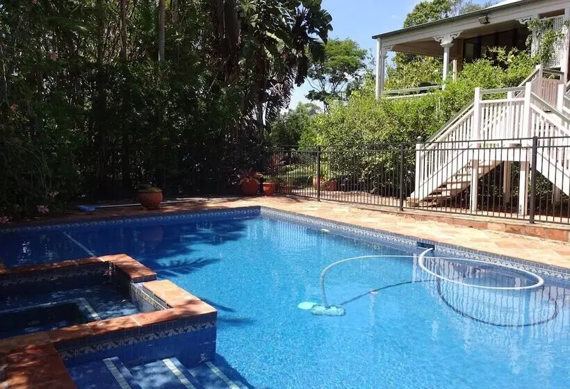 Jacaranda Lodge B&b