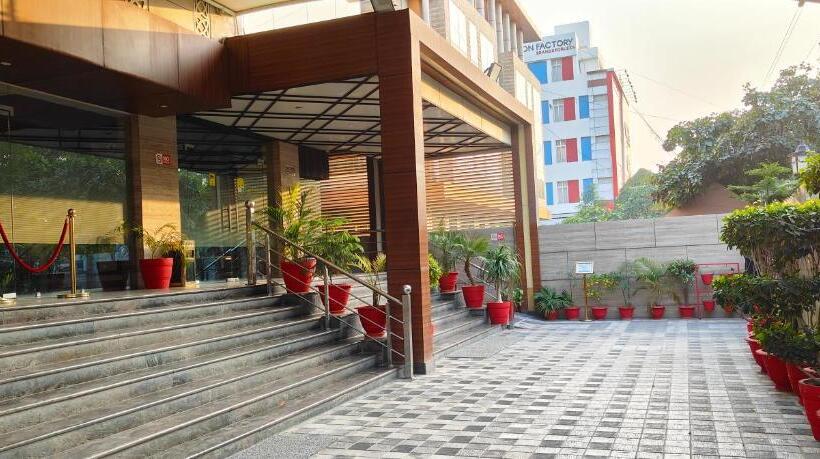 Pinnacle By Click Hotels, Lucknow