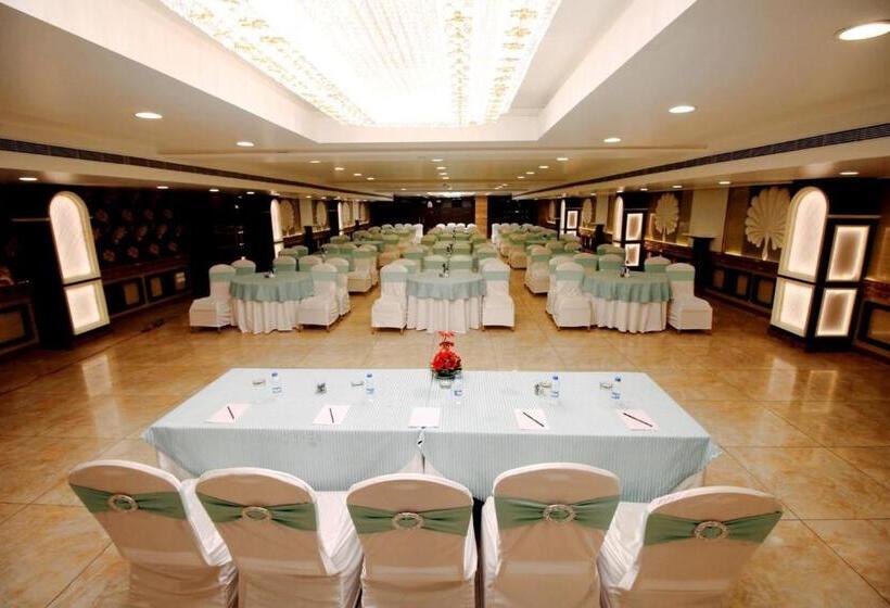 Pinnacle By Click Hotels, Lucknow