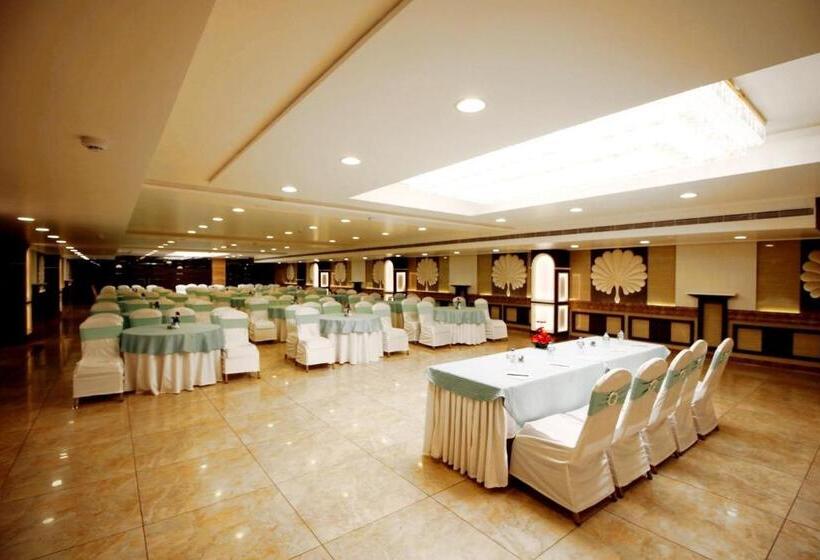 Pinnacle By Click Hotels, Lucknow