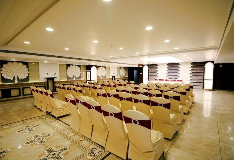 Pinnacle By Click Hotels, Lucknow