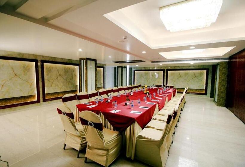 Pinnacle By Click Hotels, Lucknow