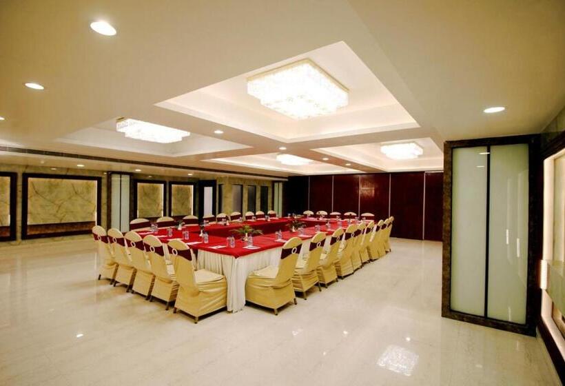 Pinnacle By Click Hotels, Lucknow