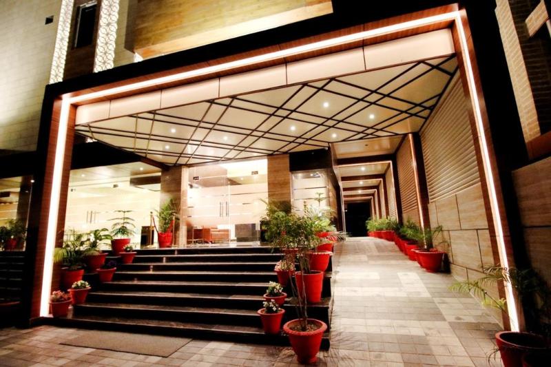 Pinnacle By Click Hotels, Lucknow