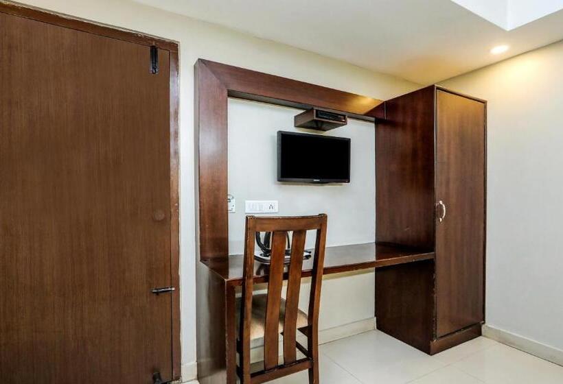 בית מלון כפרי Itsy By Treebo  Greenwood Inn And Suites