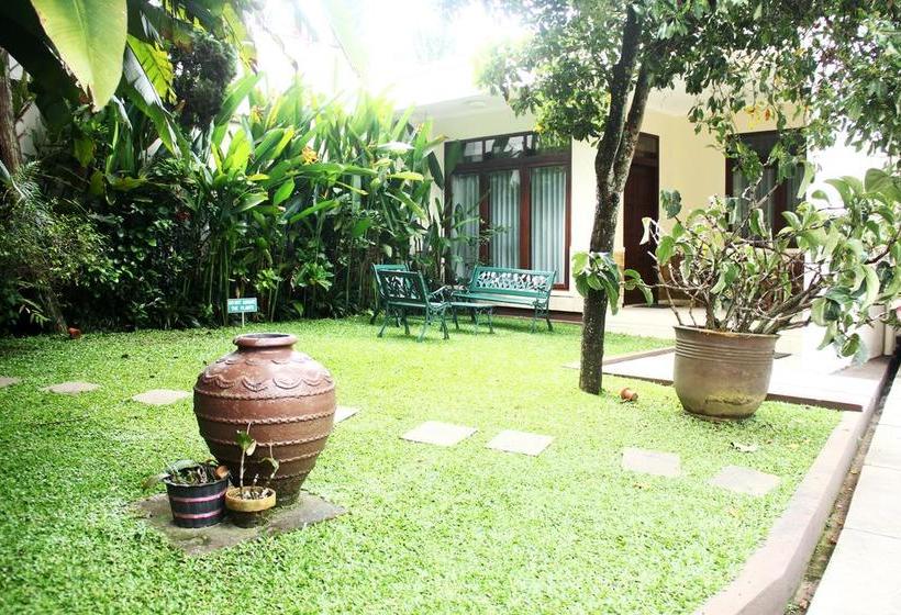 בית מלון כפרי Zen Rooms Sukajadi Sindang Sirna