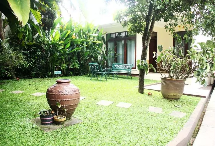 Hotelli Zen Rooms Sukajadi Sindang Sirna