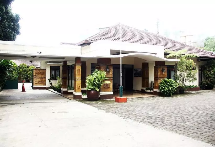 Hotelli Zen Rooms Sukajadi Sindang Sirna