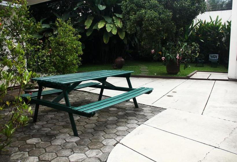 בית מלון כפרי Zen Rooms Sukajadi Sindang Sirna