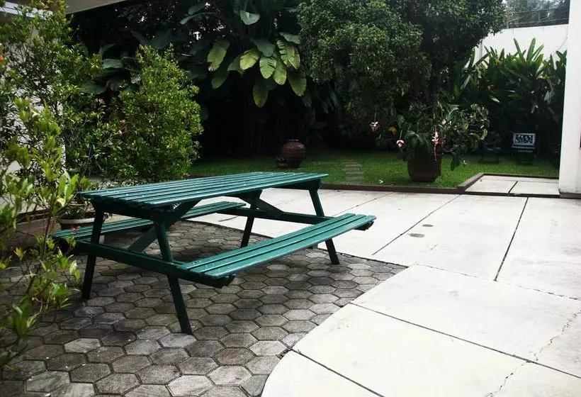 Hotelli Zen Rooms Sukajadi Sindang Sirna