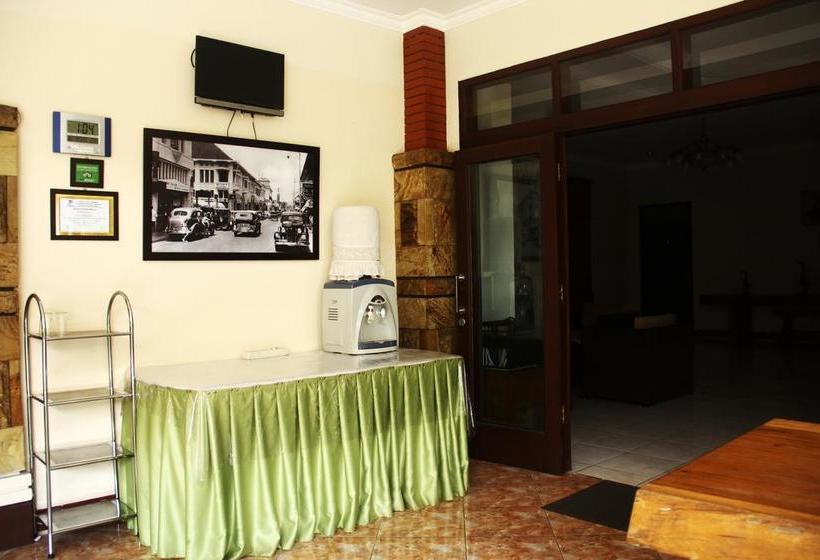 בית מלון כפרי Zen Rooms Sukajadi Sindang Sirna