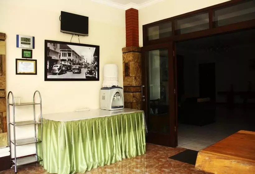 Hotelli Zen Rooms Sukajadi Sindang Sirna