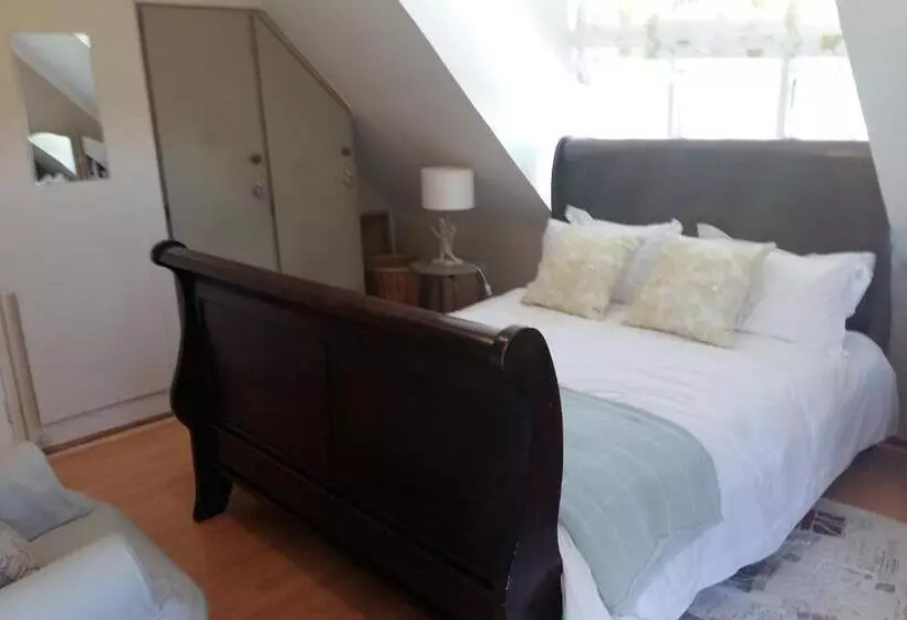 Almond Cottage Bed & Breakfast