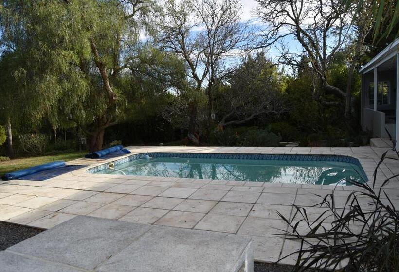 Almond Cottage Bed & Breakfast