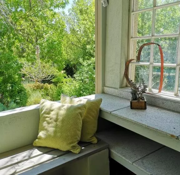 Almond Cottage Bed & Breakfast
