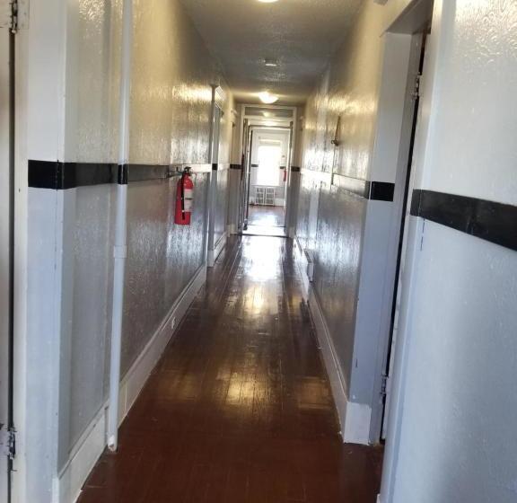 هتل Dinosaur & Newcastle Bar