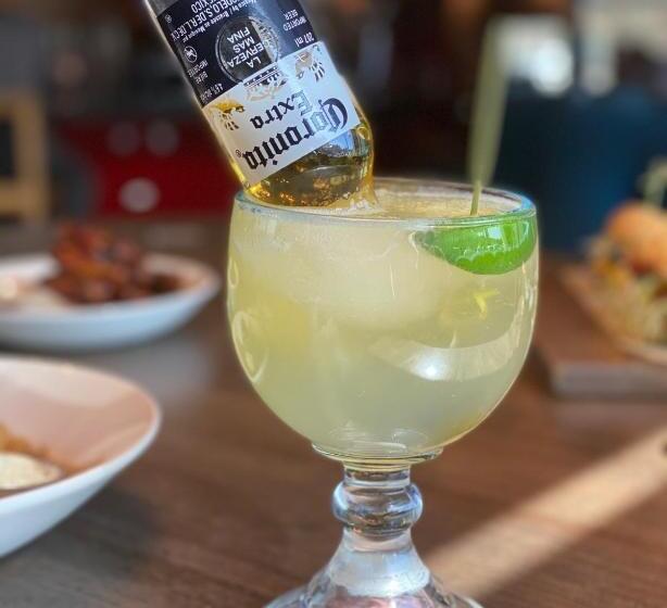 هتل Dinosaur & Newcastle Bar