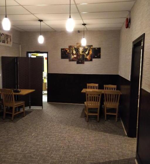 هتل Dinosaur & Newcastle Bar