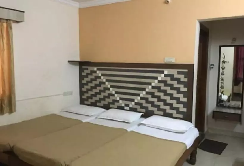 ホテル Iroomz Amrutha Residency