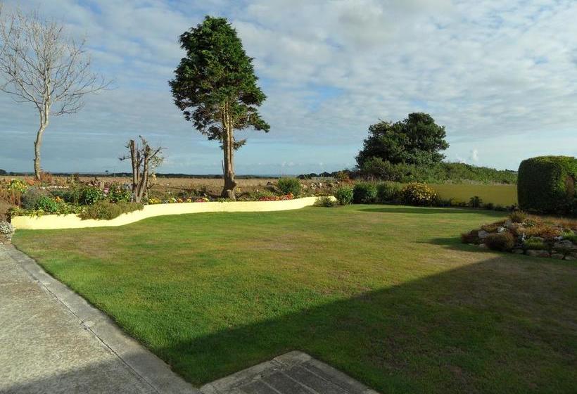 تختخواب و صبحانه Monterey Pines