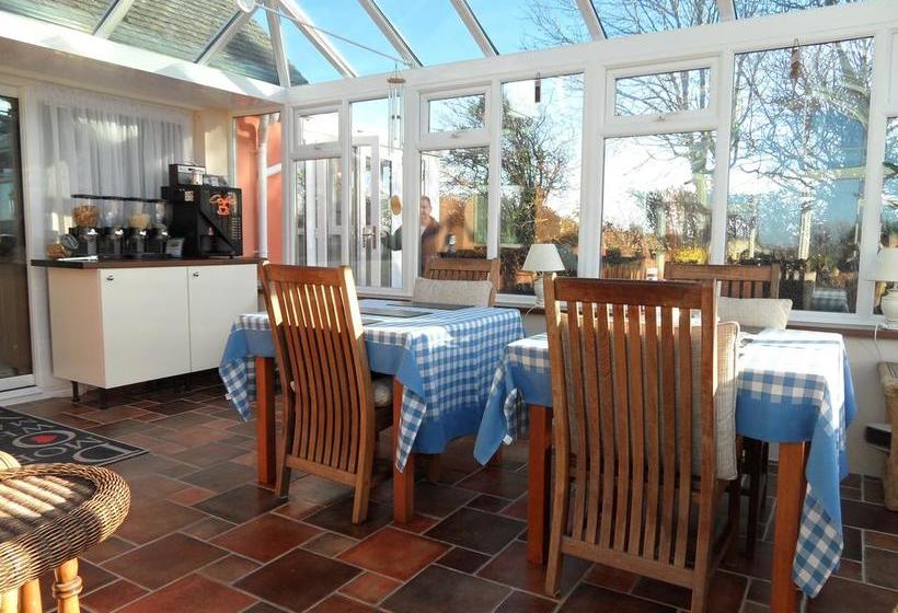 تختخواب و صبحانه Monterey Pines