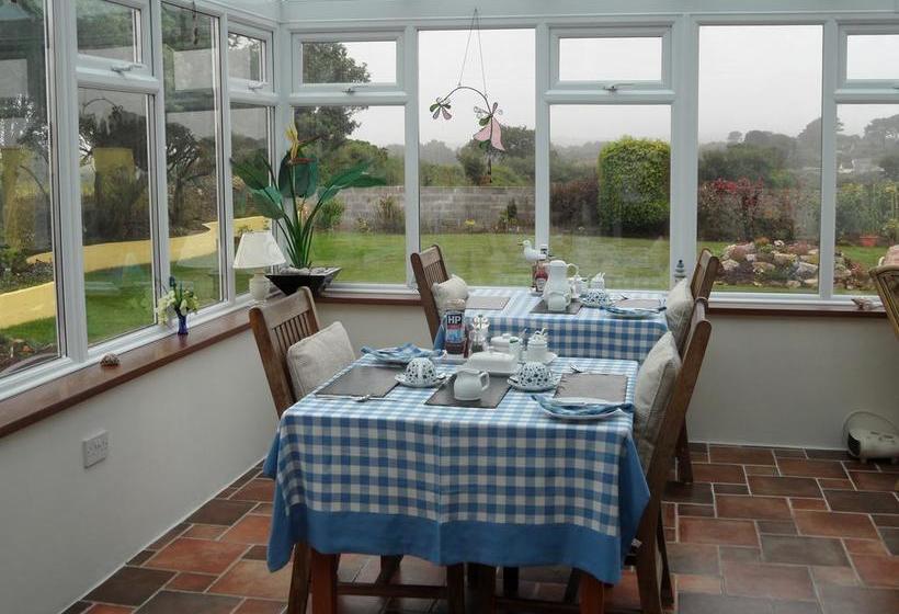 تختخواب و صبحانه Monterey Pines