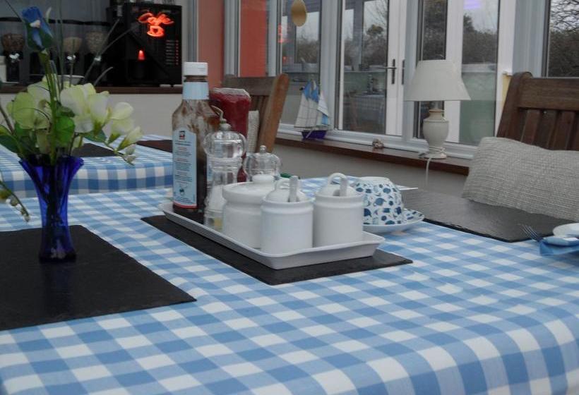 تختخواب و صبحانه Monterey Pines