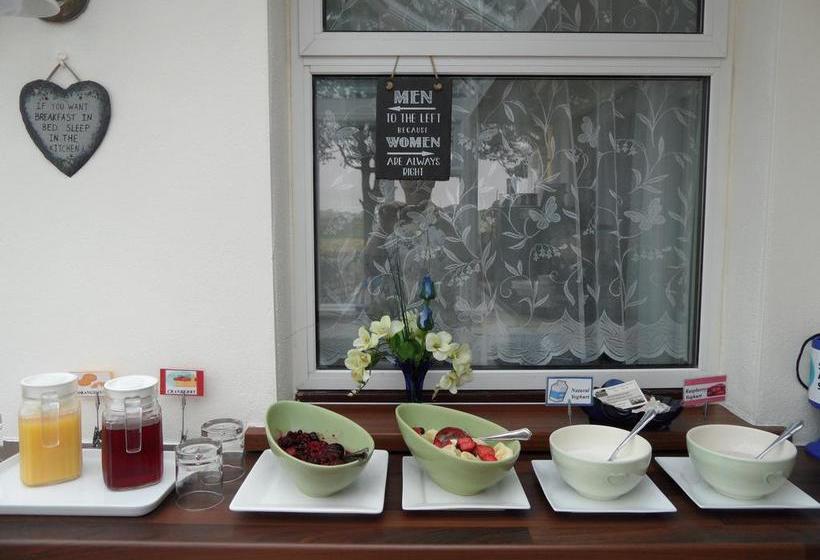 تختخواب و صبحانه Monterey Pines