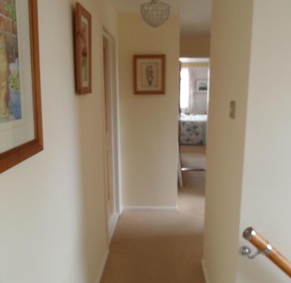 تختخواب و صبحانه Monterey Pines