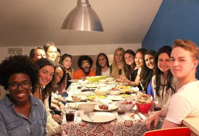 هاستل We Love F Tourists