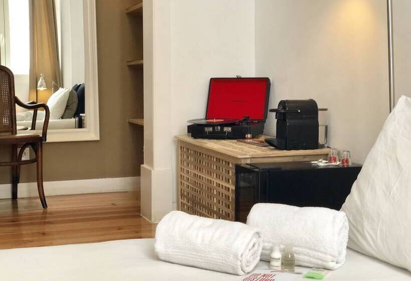 هاستل We Love F Tourists