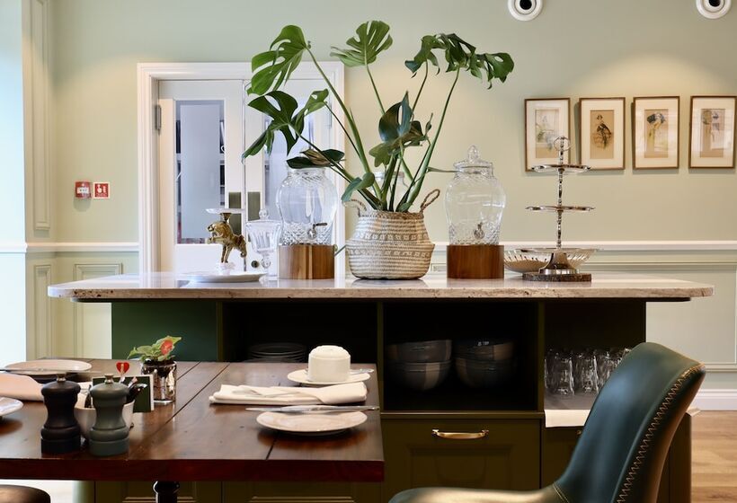 פונדק Tyndall Villa Boutique B&b