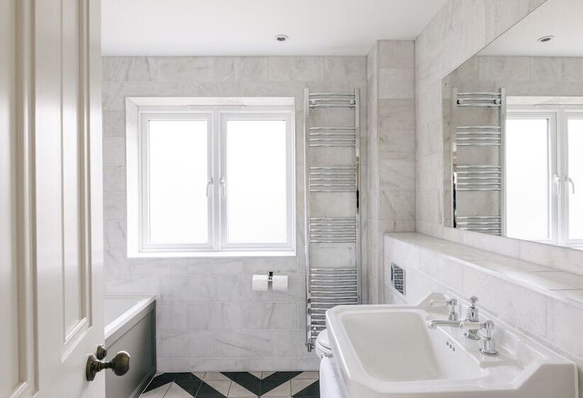 פונדק Tyndall Villa Boutique B&b