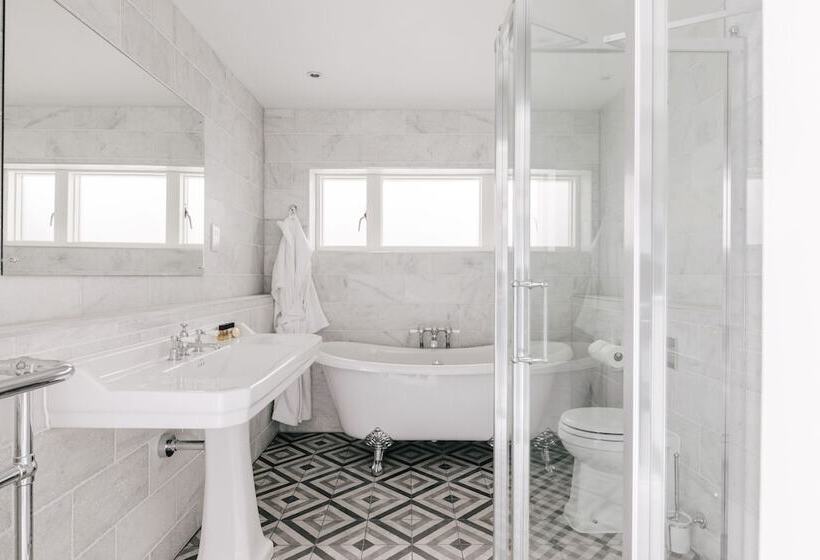 פונדק Tyndall Villa Boutique B&b