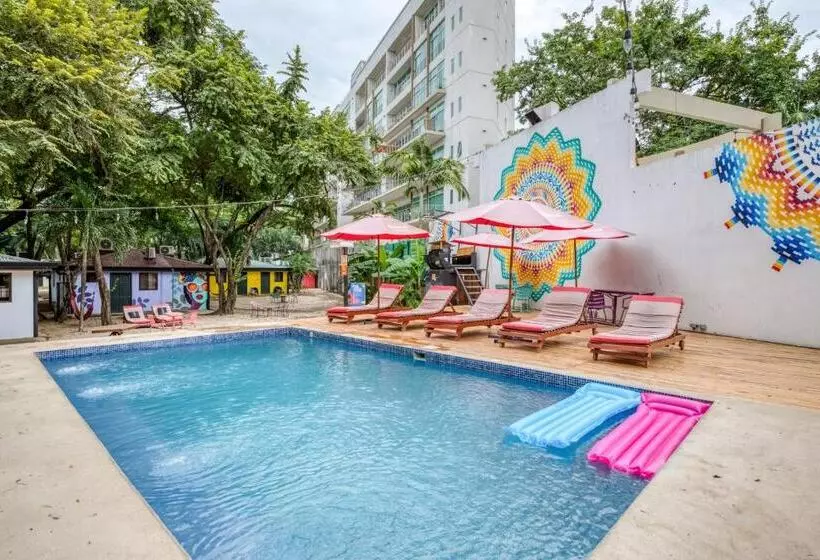 ホテル Selina Tamarindo