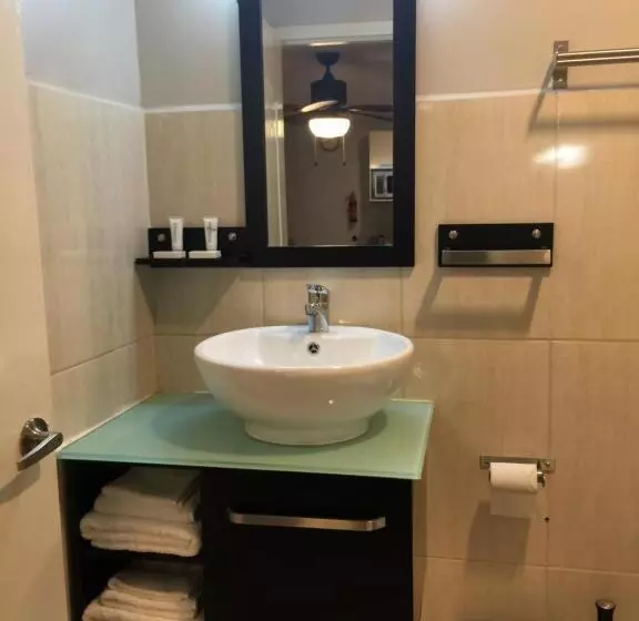 تختخواب و صبحانه The Pier Beach Inn & Suites
